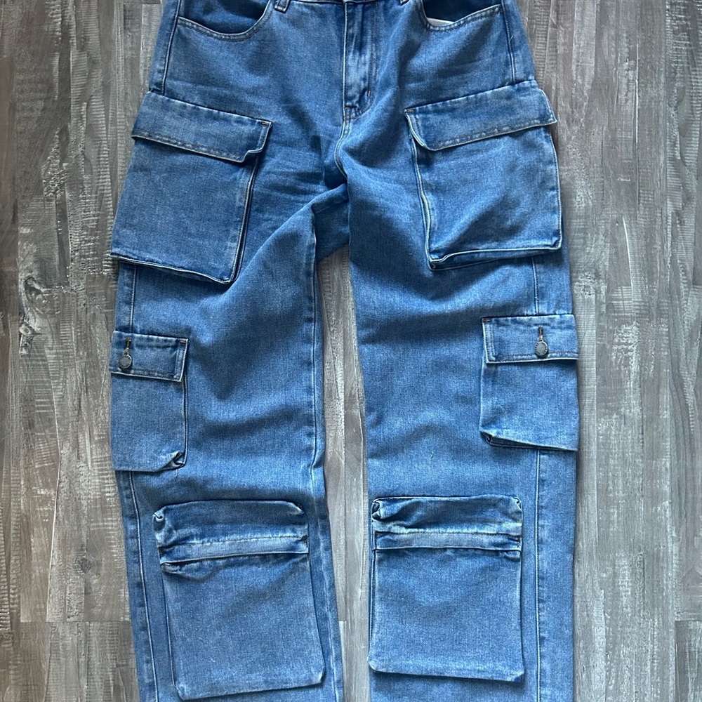 Women’s  trendy loose fit cargo jeans! Perfect color jean for spring and summer.